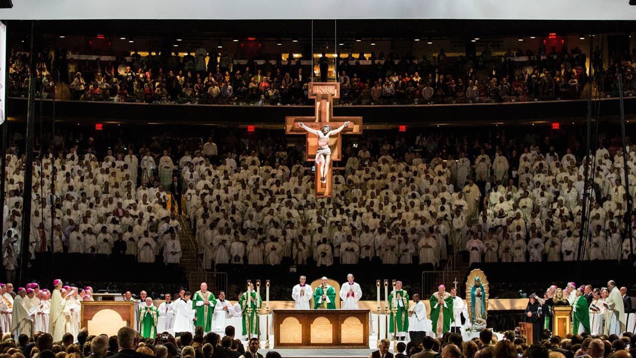 Se dice que el Madison estaba reservado para un concierto de Billy Joel, pero ante la llegada del Papa el recinto también estuvo lleno de luces, pantallas gigantes y un escenario convertido en altar.