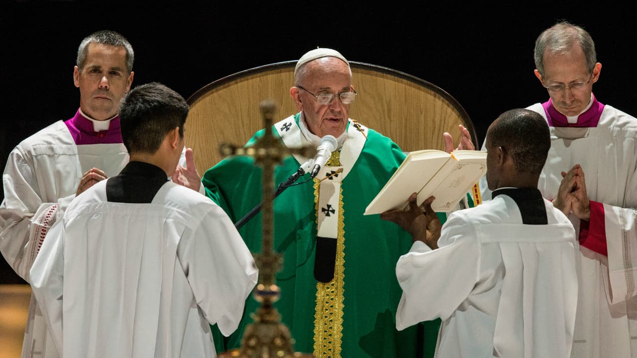 El Papa Francisco pronunció casi toda su homilía en español e hizo algunas menciones en inglés.