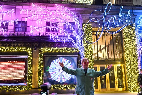 Cada año las tiendas de departamentos de Manhattan, hacen un derroche de luces y creatividad, para armar las mejores vitrinas navideñas de Nueva York. Y este otoño, Saks Fifth Avenue, hasta invitó a Sir Elton John a su inauguración, quien no dudó en posar frente a sus escaparates.