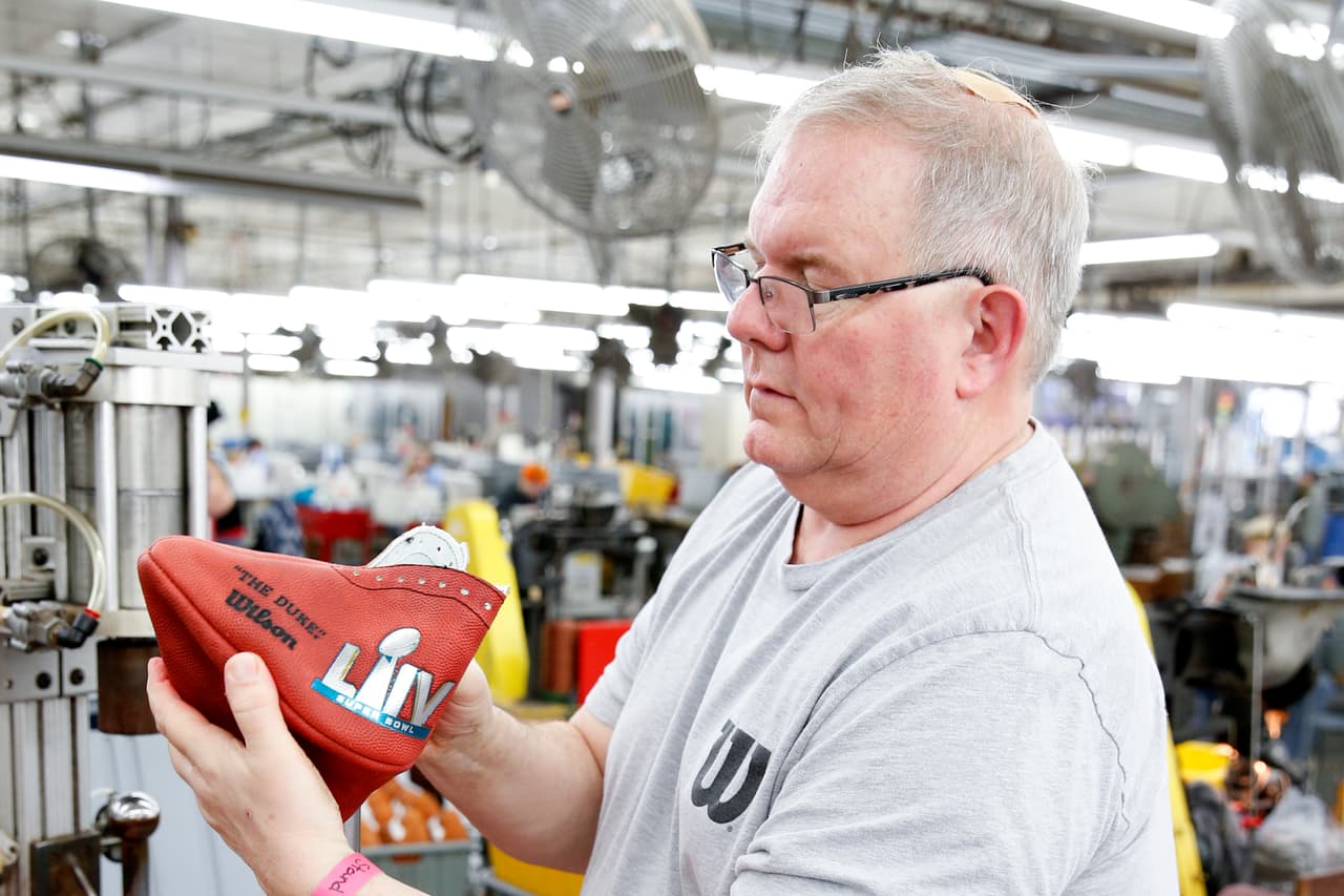 Wilson Sporting Goods proporciona al menos 24 mil 960 balones oficiales de juego cada temporada para usar durante el juego para cada equipo.