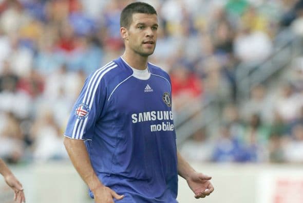 En su momento fue el referente de una de las selecciones más poderosas e históricas del fútbol, la selección Alemana. Con Chelsea jugó en el All Star del 2006. Michael Ballack tiene su lugar asegurado en el olimpo del fútbol alemán y mundial.