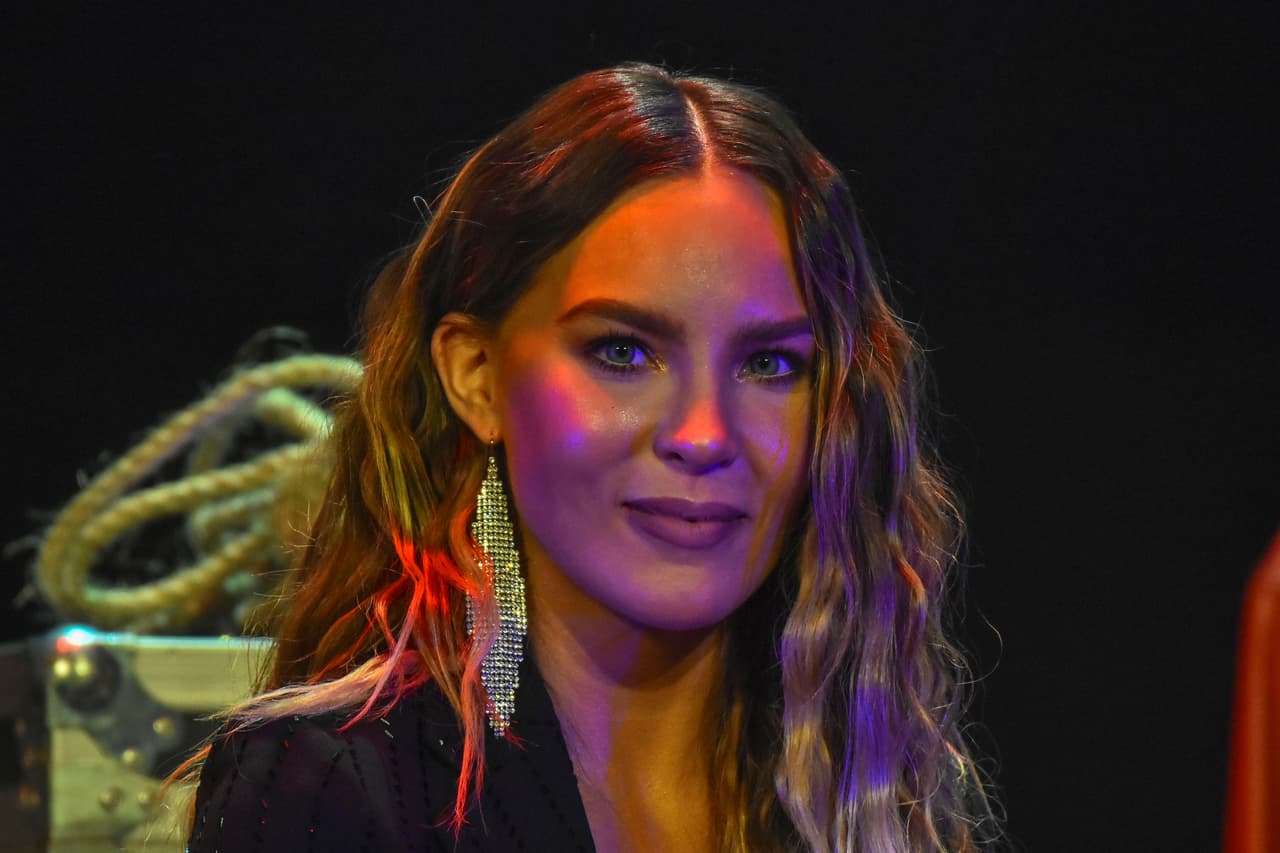 Segura de sí, recalcó: "Yo no tengo que callarle la boca a nadie con respuestas, más bien con mi trabajo [...] Empecé desde muy chiquita, entonces me conocen desde muy niña y es fácil tratar de investigar más sobre mi vida y demás, pero yo soy una mujer trabajadora".