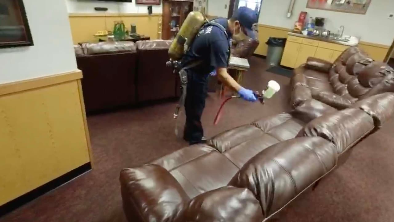 Las áreas para desinfectar incluyen el interior de las estaciones de bomberos, como la sala.