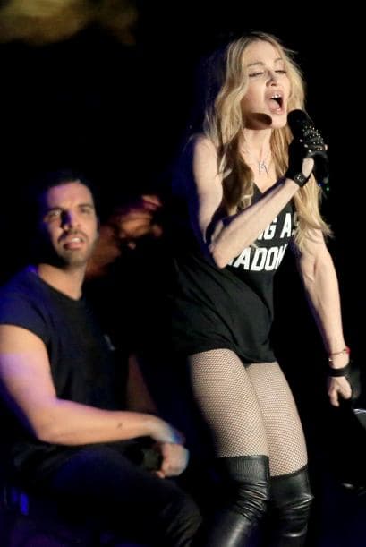 Pero Drake salió a desmentir todo en Instagram al decir: "No mal intrepreten mi sorpresa. Me besé con la reina y me sentiré bien por eso para siempre".