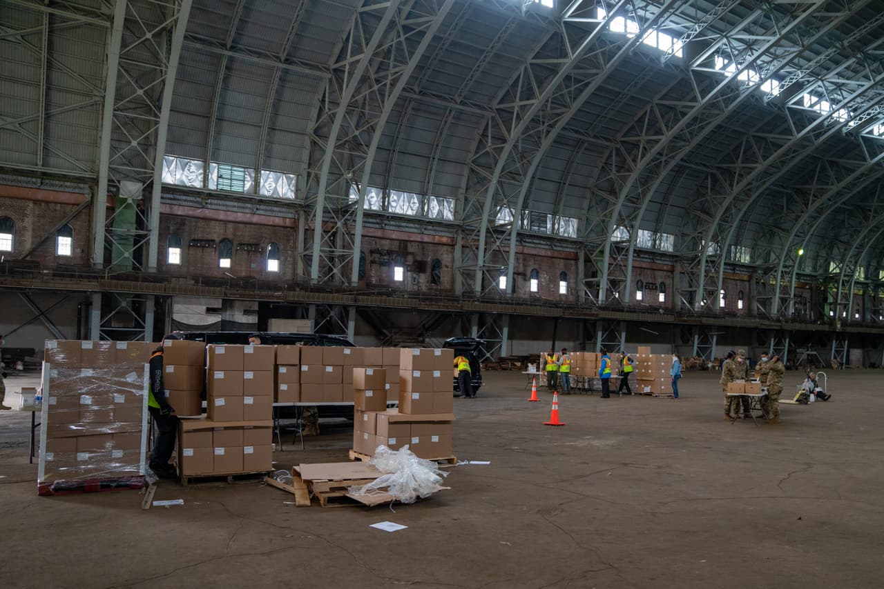 Almacén de Kingsbridge del Bronx se convierte en centro de distribución de alimentos para afectados por el coronavirus