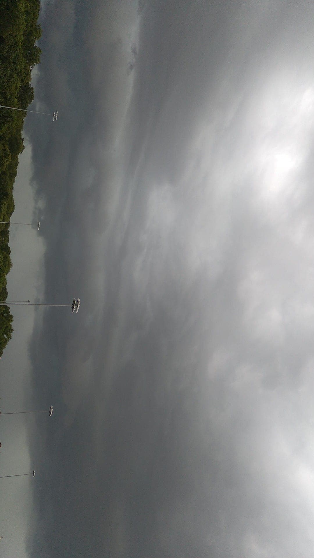 Fabiola Pineda nos compartió una fotografía del cielo nublado por las tormentas en Arlington.
<br>