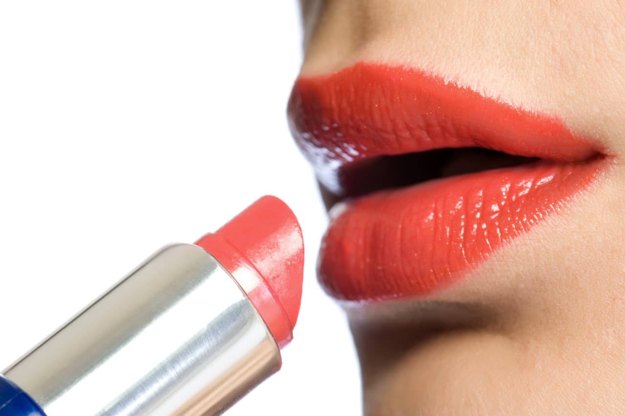 Destaca tus labios, los tonos rojos o naranjas resultan perfectos para un compromiso en la noche.