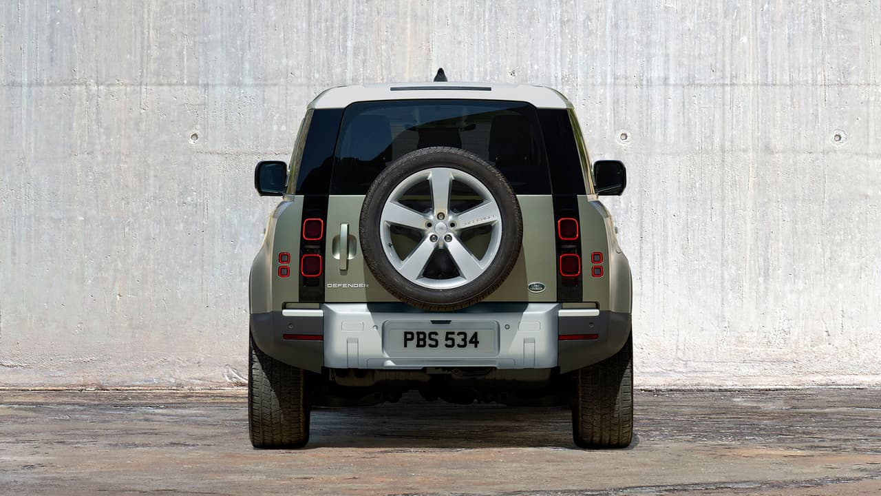 …la de 90 grados en la parte posterior del techo sobre su compuerta hacia el espacio de carga sobre la que vemos la rueda de repuesto.