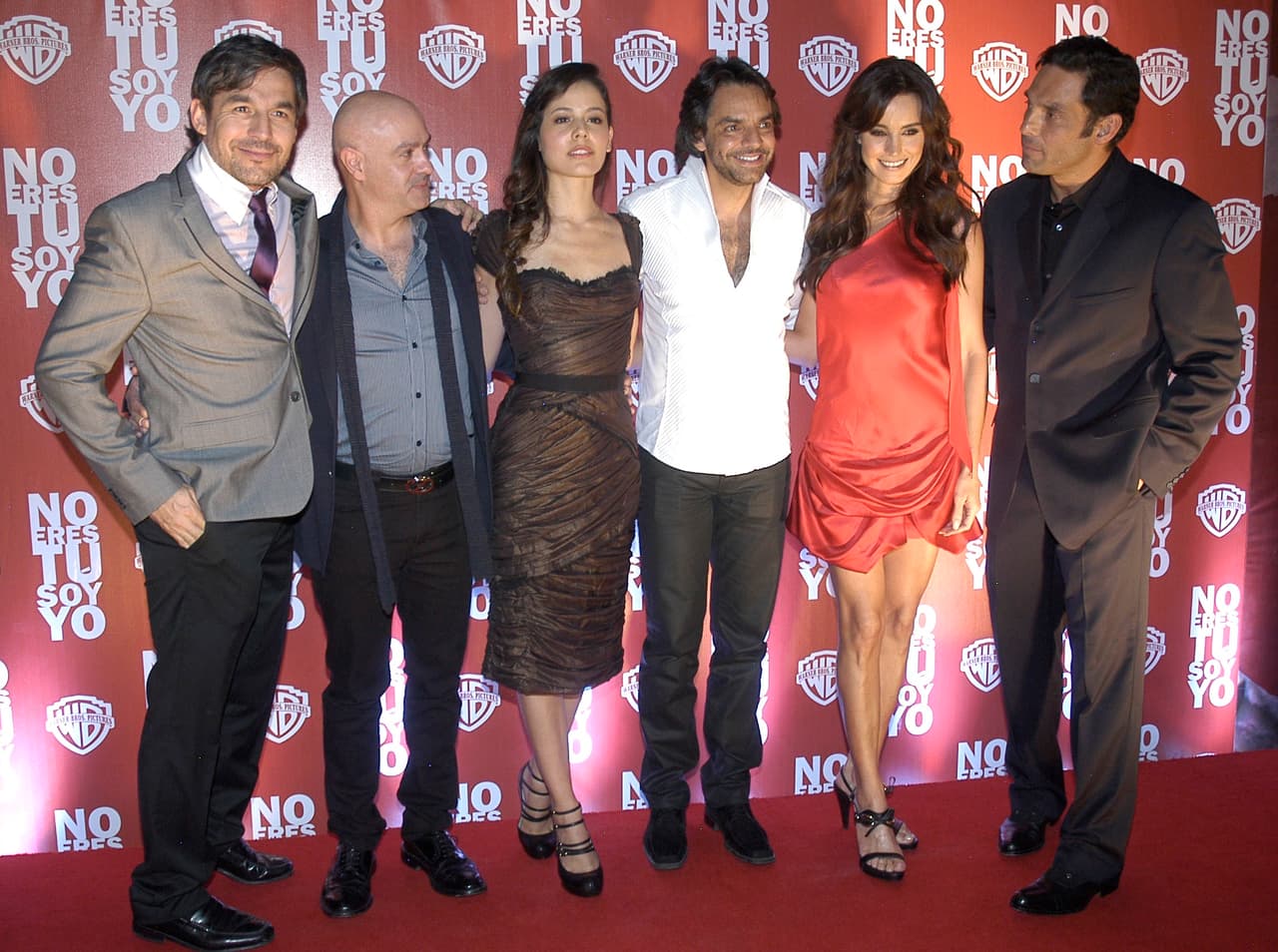 El elenco y director posando durante el estreno.