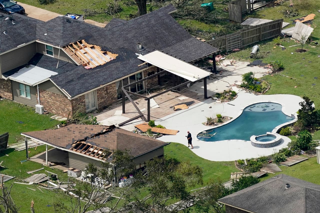 Una persona examina los daños en su vivienda después de que el huracán Laura pasara por el área cerca de Lake Charles, Louisiana.