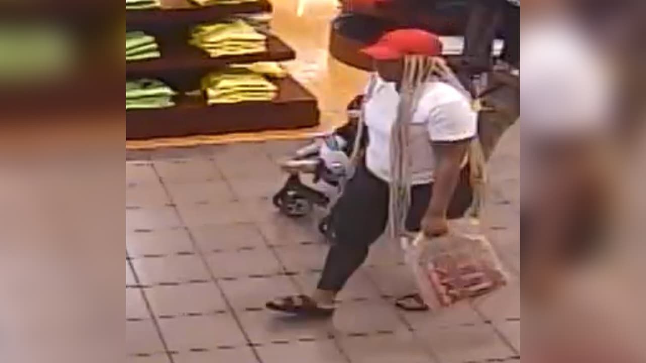 "Solicitamos ayuda ciudadana para identificar a la mujer en la fotografía, 
<b>es sospechosa involucrada en un robo en Dillard's</b> ubicado en el centro comercial Deerbrook en Humble, en el condado Harris", indica el comunicado de las autoridades.