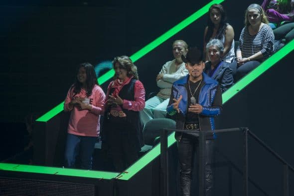 Caras graciosas, bromas, muestras de afecto y selfies con los fans, de todo pasa en el backstage y los famosos lo saben. Mira todo lo que no pudiste ver en la gala cinco de Me Pongo De Pie.