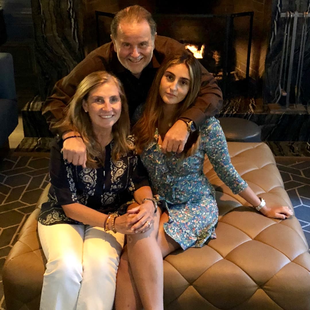 Mia se fue a estudiar a Washington, DC y el día que partió, El Gordo y su esposa fueron hasta allá para asegurarse que no le faltara nada.