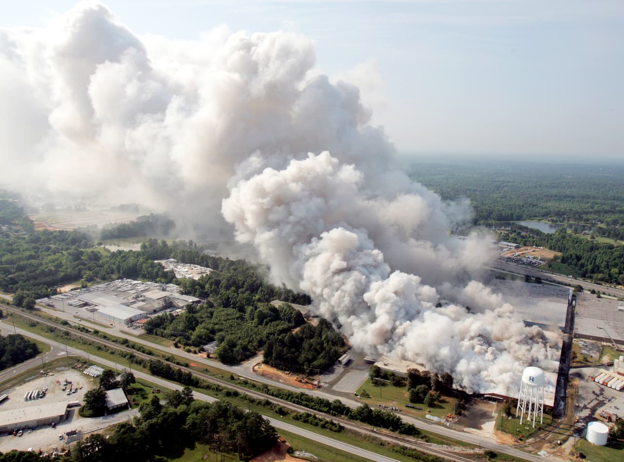 Tras el paso del huracán Laura, alertan en Louisiana por incendio en una planta de químicos 