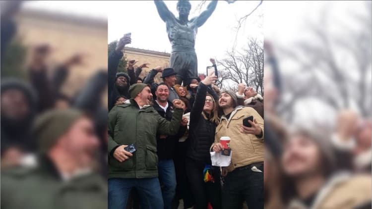 Sylvester Stallone sorprende a estudiantes que visitan la estatua de 'Rocky'
