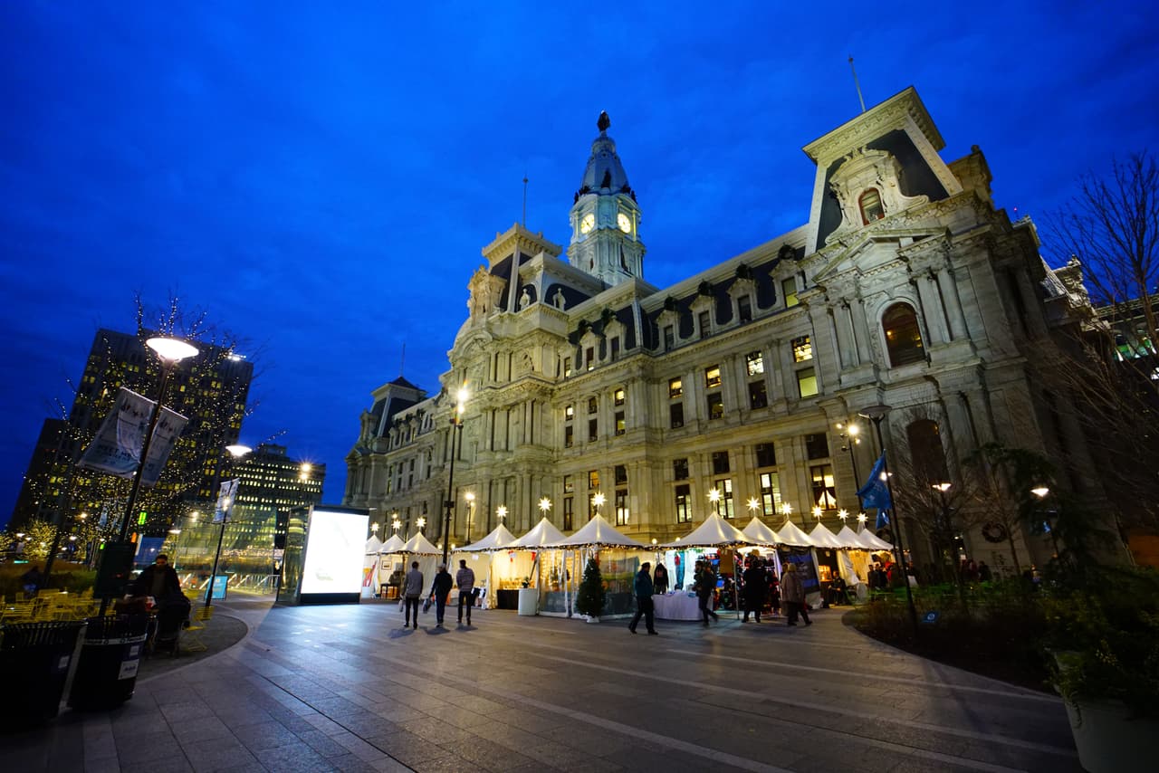Desde el Día de Acción de Gracias hasta la Nochebuena, Christmas Village en Filadelfia es un mercado navideño diario al aire libre que vende todo tipo de artículos para regalar en el corazón de Center City, que tendrá lugar del 26 de noviembre al 24 de diciembre de 2020.
<br>