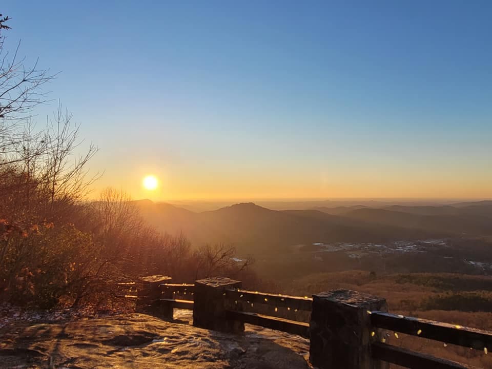 El parque estatal más alto de Georgia abarca algunos de los paisajes más destacados de las montañas Blue Ridge de Georgia. 
<br>
<br>
<b><a href="https://goo.gl/maps/w6z4FLHR3LUBKFTM8">Cómo llegar</a></b>