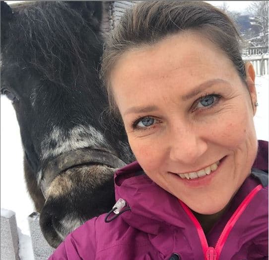 El diario espa˜ñol El País reportó que Märtha Louise mostró su peculiar personalidad hace algún tiempo cuando se dedicó a cantar, a escribir relatos infantiles y 
<b>aseguró poder comunicarse con los ángeles</b>.