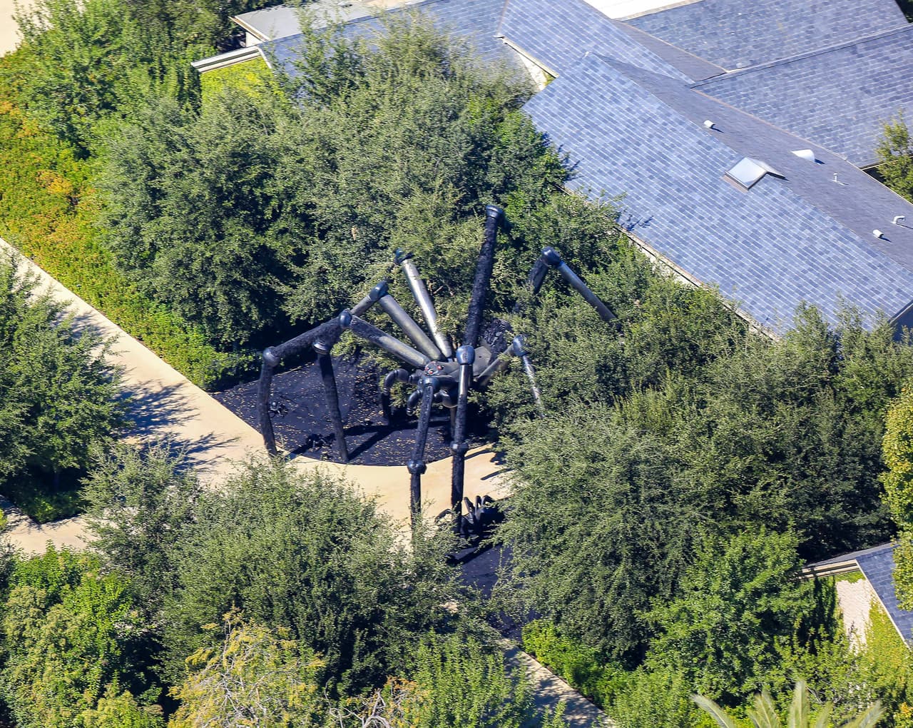 Según la agencia fotográfica The Grosby Group, se trata de la réplica de un arácnido que 
<b>mide 20 pies de alto</b> y que fue colocado frente a la puerta de la casa de Kim Kardashian en Calabasas. 
<br>