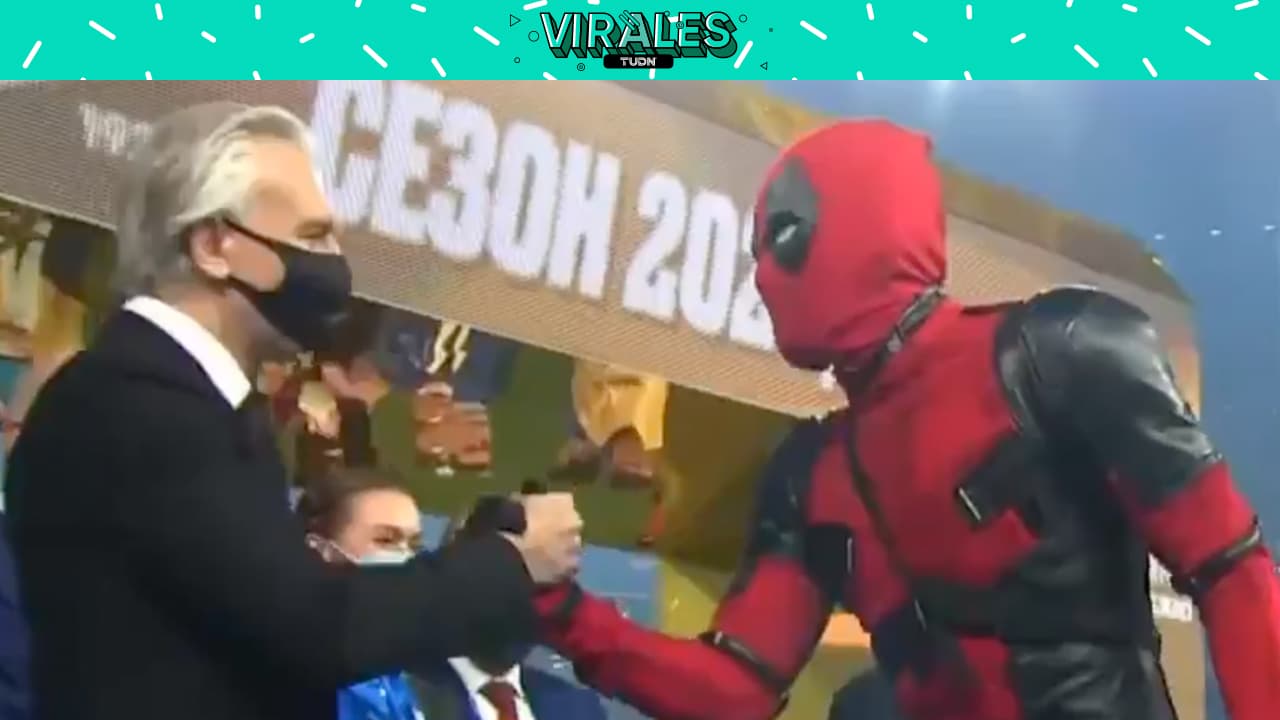 Artem Dzyuba recoge medalla de campeón vestido como Deadpool