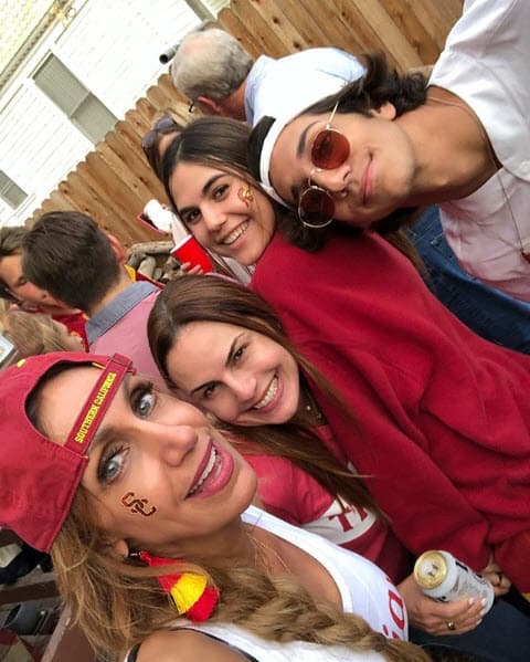 "Divirtiéndonos padres e hijos antes del juego de football USC contra Colorado", publicó la presentadora de El Gordo y La Flaca.