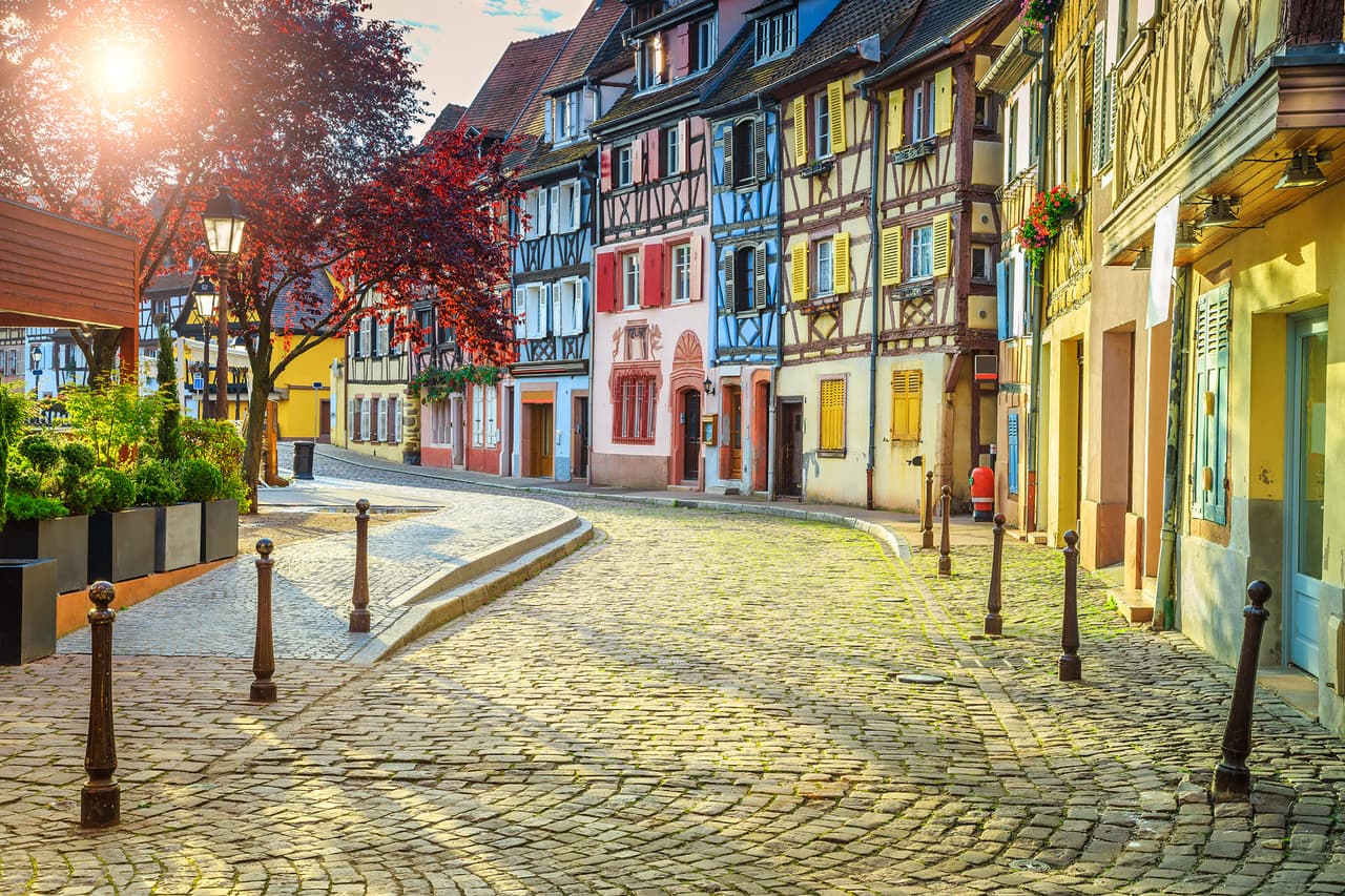 <b>Casco Antiguo de Colmar (Francia)</b>
<br>
<br>Esta ciudad fronteriza con Alemania es encantadora, especialmente su zona más antigua. Su arquitectura de coloridas estructuras de madera parece no haber sido tocada por el tiempo.
<br>