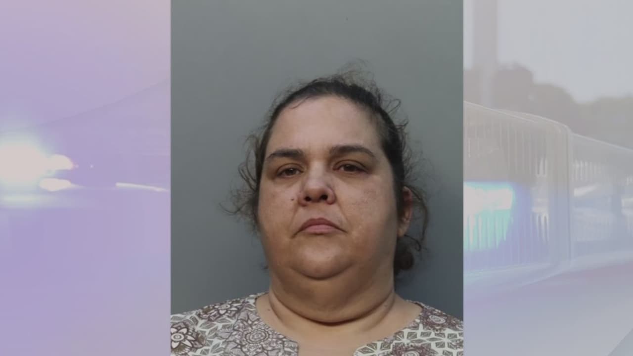 Arrestan a una mujer acusada de robar una farmacia Navarro en Hialeah