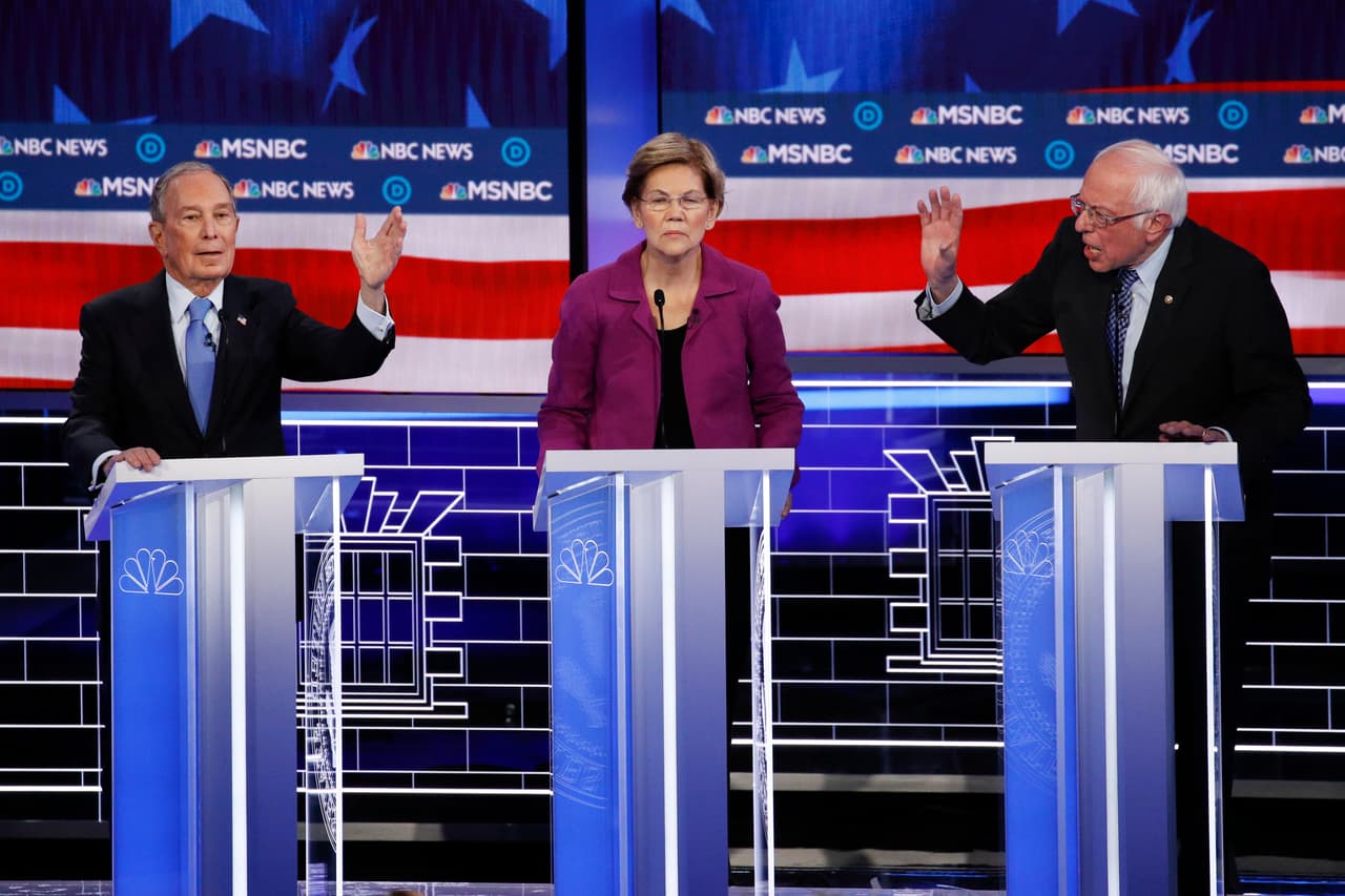 En los primeros 10 minutos del debate quedó claro que 
<a href="https://www.univision.com/noticias/elecciones-en-eeuu-2020/el-socialista-contra-el-multimillonario-sanders-y-bloomberg-chocan-en-el-debate-mas-duro-que-han-tenido-los-democratas">el objetivo de los candidatos era Michael Bloomberg</a>. Bernie Sanders fue el primero en recriminarle la 
<a href="https://www.univision.com/shows/noticiero-univision/asumo-la-responsabilidad-mike-bloomberg-responde-al-audio-en-el-que-defiende-la-politica-de-parar-y-registrar-video"><b>política de "parar y registrar"</b></a> a la gente que puso en práctica Bloomberg siendo alcalde de Nueva York. Esa política se aplicaba mayoritariamente a negros e hispanos que vivían en barrios con tasas altas de marginalidad. Bloomberg sacó a relucir sus éxitos como alcalde señalando que había trabajado en su ciudad para que "se pusiera de pie" luego de los ataques del 9/11.