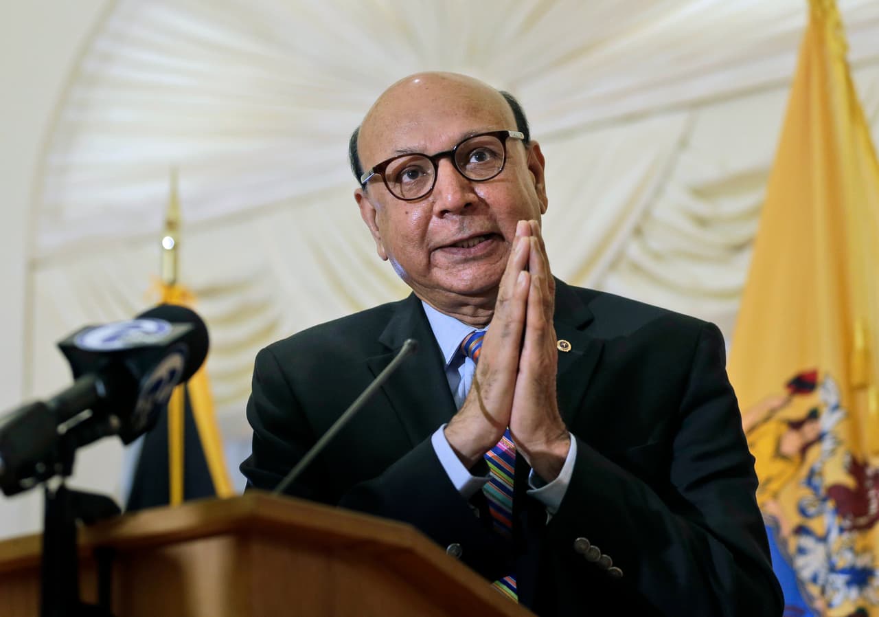 <b>Khizr Khan </b>
<br>
<br>
<b>Padre paquistaní estadounidense del capitán del ejército de los Estados Unidos, Humayun Khan, quien murió en 2004 durante la guerra de Irak.</b> Es fundador del Centro de Unidad Nacional y Alfabetización de la Constitución, un destacado defensor del estado de derecho y la libertad religiosa y sirvió en la Comisión de Libertad Religiosa Internacional de Estados Unidos en la presidencia de Biden.