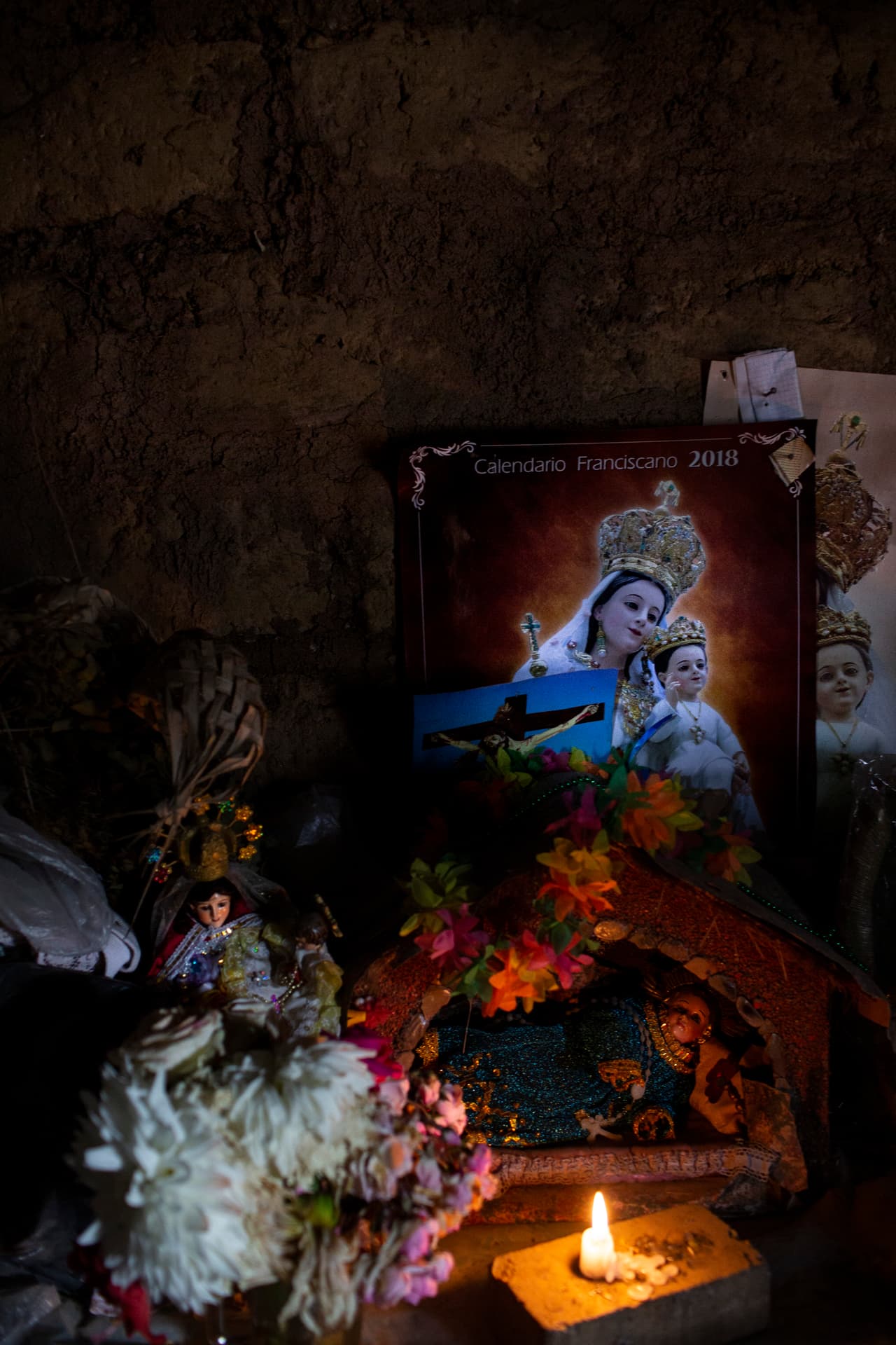Como Beletanga, las madres de los migrantes desaparecidos guardan la esperanza de que sus hijos vuelvan un día. Es común que mantengan altares con las fotos de los que iniciaron la travesía y que enciendan velas y rueguen por su retorno.