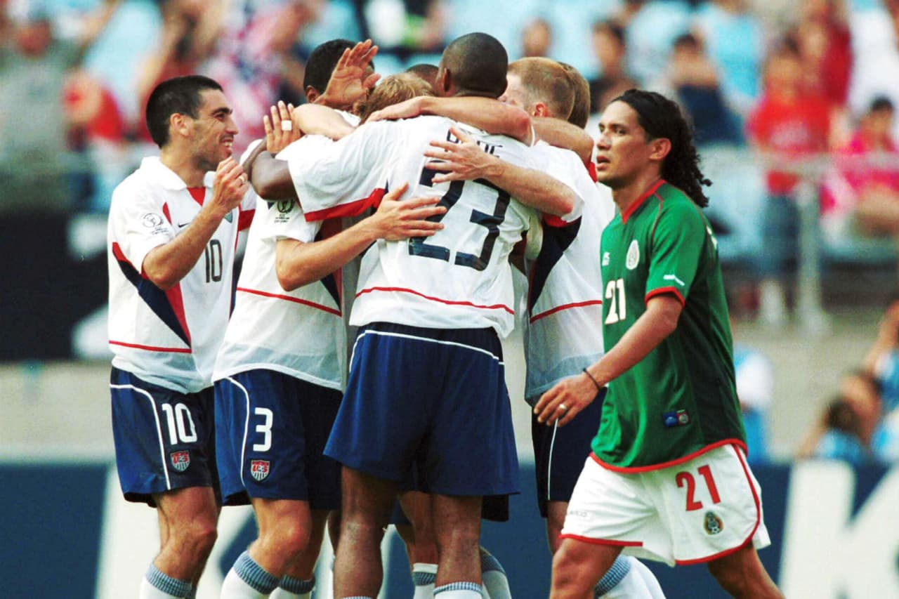 Sin duda el partido más importante de esta rivalidad fue el del 17 de junio de 2002, en Jeonju, Corea del Sur. México llegaba como favorito después de una brillante fase de grupos y de hacer ver mal a Italia, pero cayó 2-0 ante Estados Unidos en los octavos de final, con goles de Brian McBride y Landon Donovan.