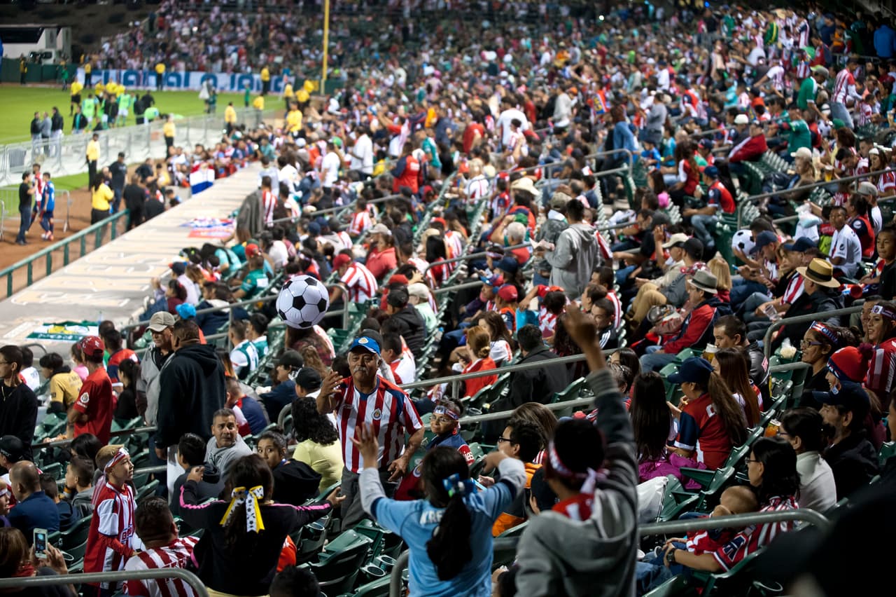 Este 12 de noviembre Chivas y Leon llegaron a Fresno con futbol de Liga MX. Leon derroto a Chivas 3-2.