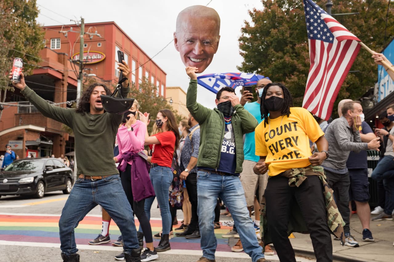 Los partidarios de Joe Biden celebran en la famosa intersección del arco iris el 7 de noviembre de 2020 en Atlanta, Georgia. Los partidarios de todo el país están tomando las calles para celebrar después de que los medios de comunicación declararon al candidato presidencial demócrata Joe Biden ganador sobre el presidente Donald Trump en la carrera presidencial de Estados Unidos.