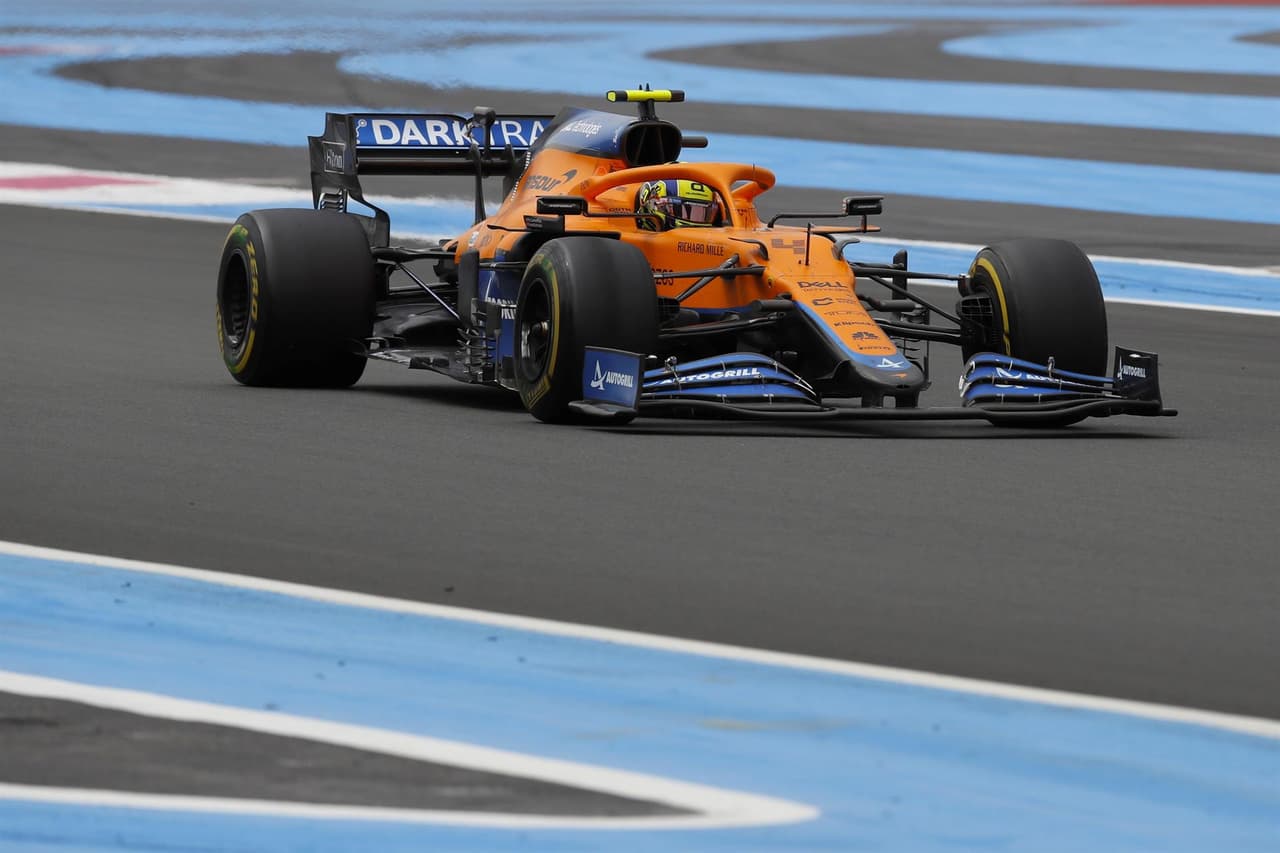 Sergio 'Checo' Pérez logra subir al podio en la Formula 1 junto a su compañero de Red Bull, Max Verstappen, y Lewis Hamilton. El mexicano llegó en tercera posición, mientas que el piloto británico se adjudicó la segunda plaza. El neerlandés fue campeón del Gran Premio de Francia y fue nombrado piloto del día.