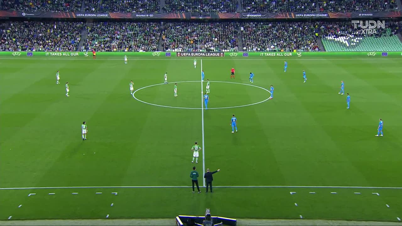 Arranca el partido y la pelota está en juego.