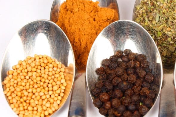 Por ejemplo, la pimienta, clavo de olor, ajo y entre otras hierbas al estar en el congelador se vuelven muy fuertes y amargas por eso no es recomendable el congelar. Otras como el curry agarran un sabor a humedad muy desagradable.