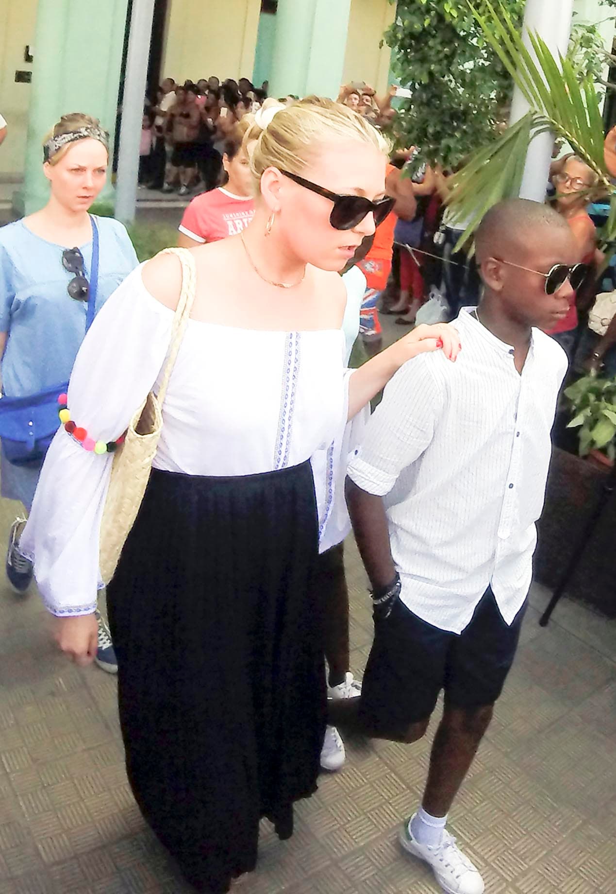 El pequeño David Banda le ayudó a su mami a soplar las velitas del pastel.