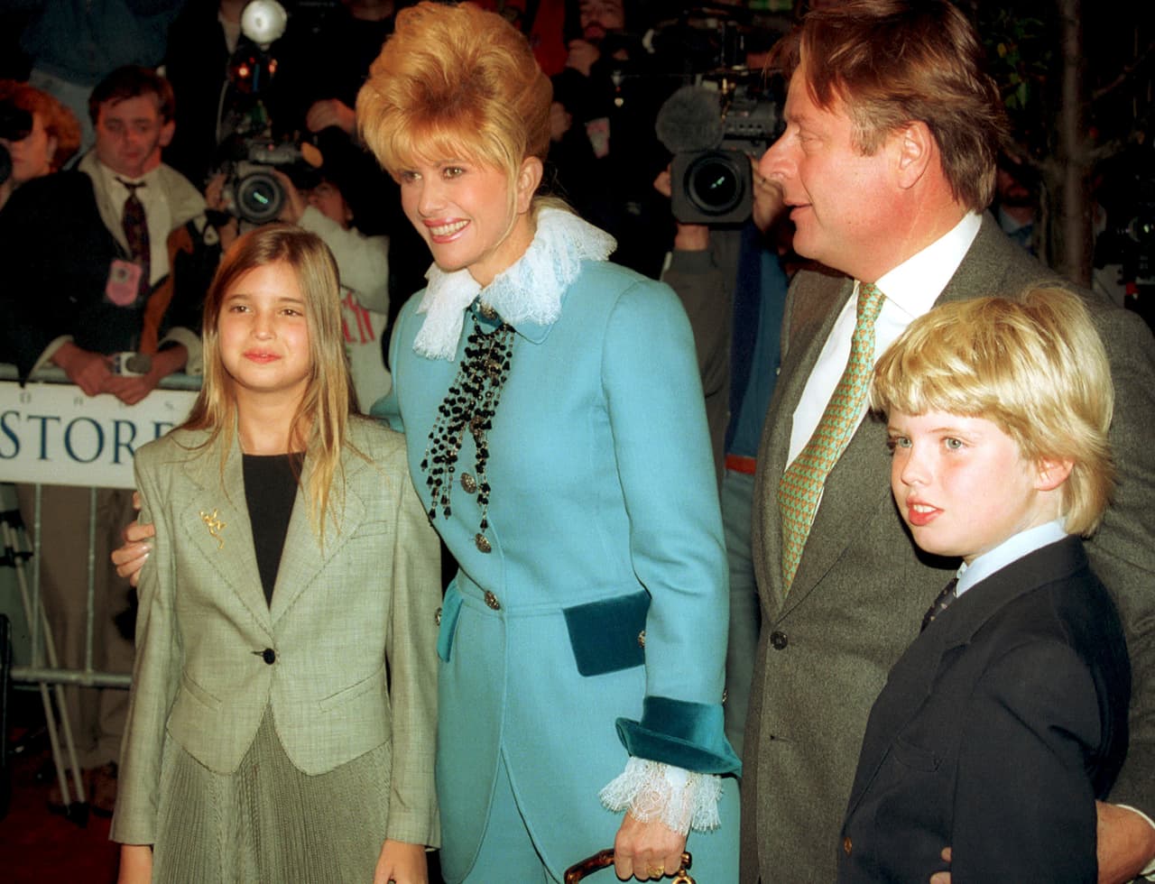 En el 95, Ivana se casó con el rico empresario italiano Riccardo Mazzucchelli. 
<b>En la foto, Ivana Trump con dos de sus hijos, Ivanka, a la izquierda, y Eric, junto a Riccardo Mazzucchelli</b>.
<br>