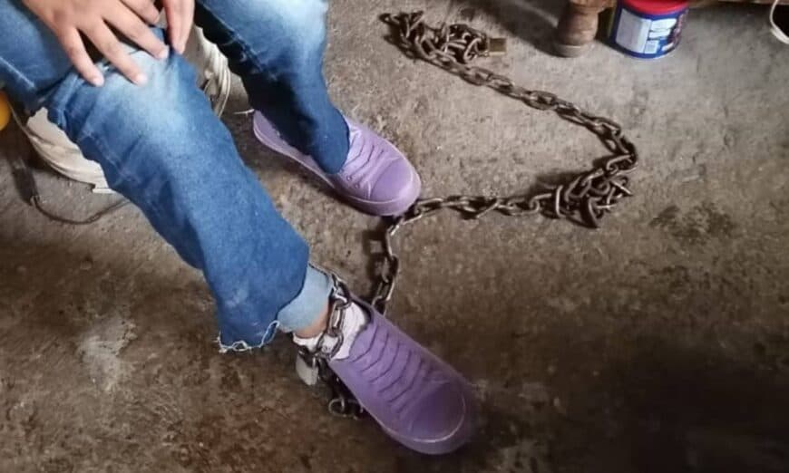 Con una cadena de metal en el tobillo, una madre en México amarraba a su hija adolescente a la cama para que no saliera 