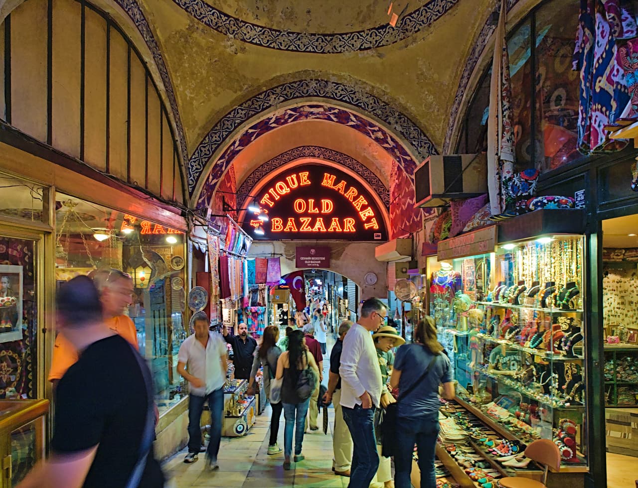 <b>Puesto 10: Estambul, Turquía. 88.14 puntos.</b> Esta antigua ciudad fue establecida con el nombre de Bizancio en el siglo VII antes de Cristo. Aquí se encuentra el Gran Bazar, uno de los mercados cubiertos más antiguos y grandes del mundo, uno de sus mayores atractivos.
<br>