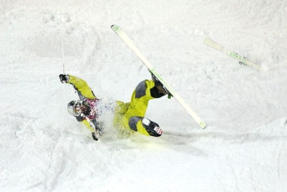 Dmitriy Barmashov, de Kazajstán, resbaló en la prueba de Moguls.