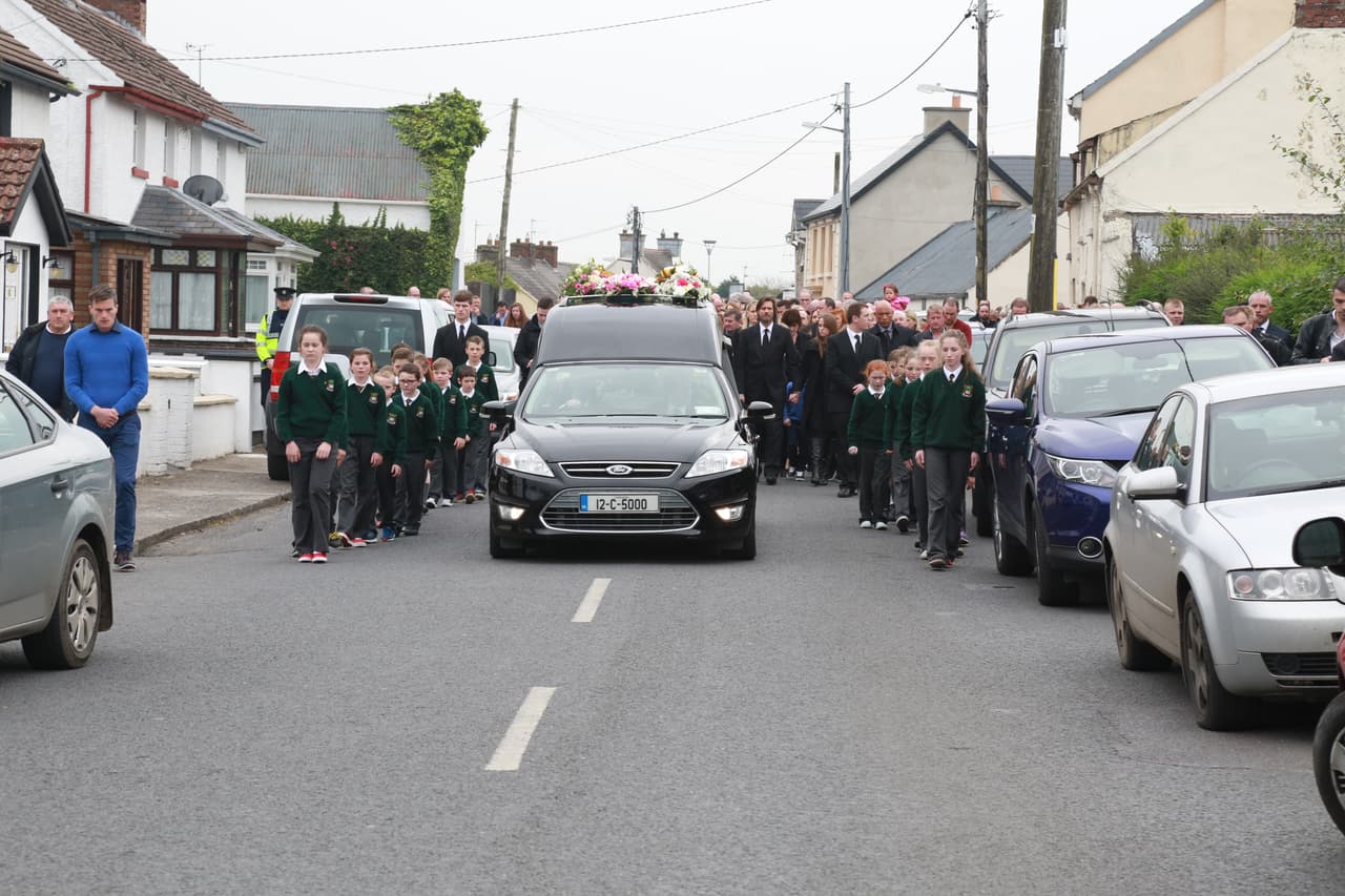Cientos de personas se juntaron para el funeral.