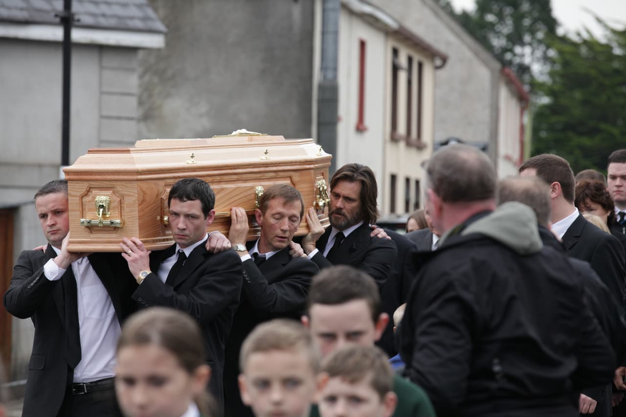 Cargaron el ataúd hasta el lugar de su último descanso.