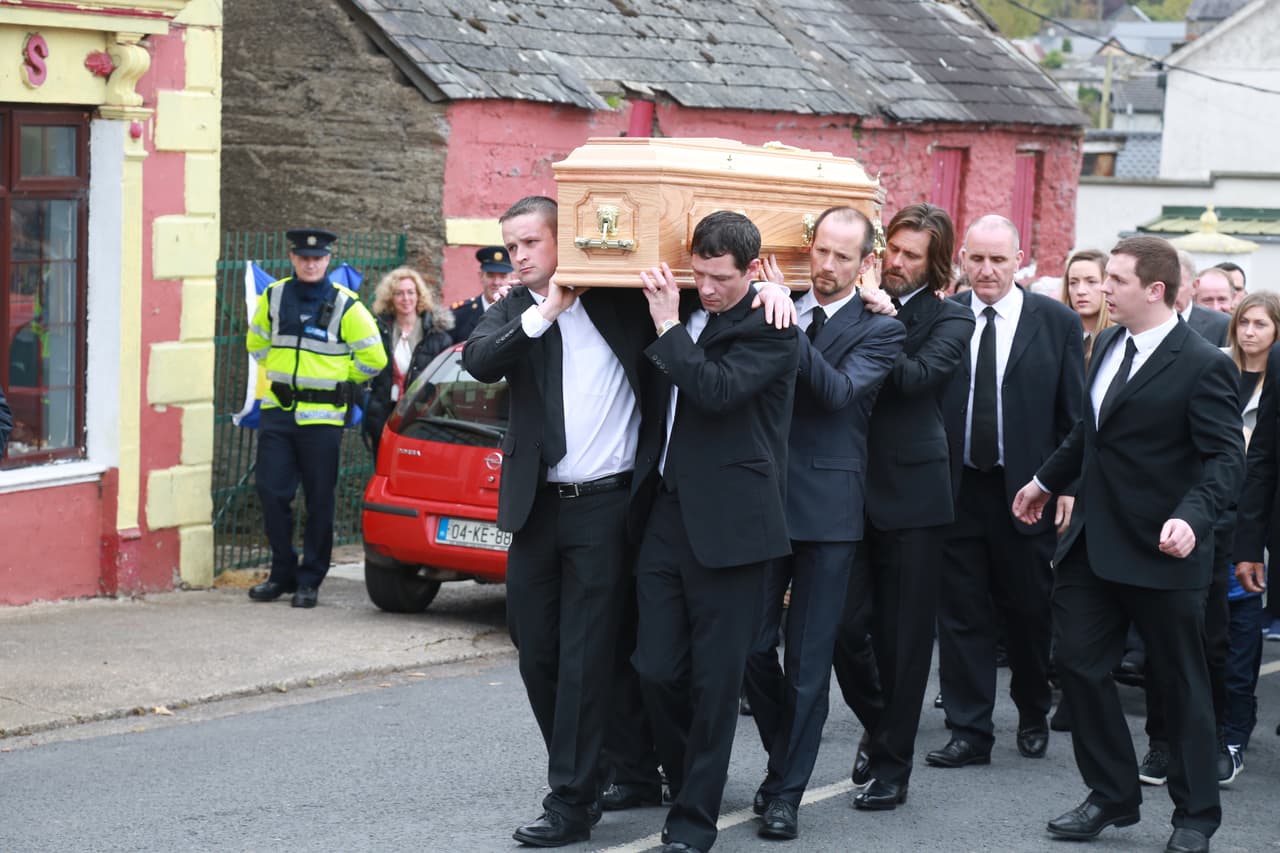 Cargaron el ataúd por varias calles.