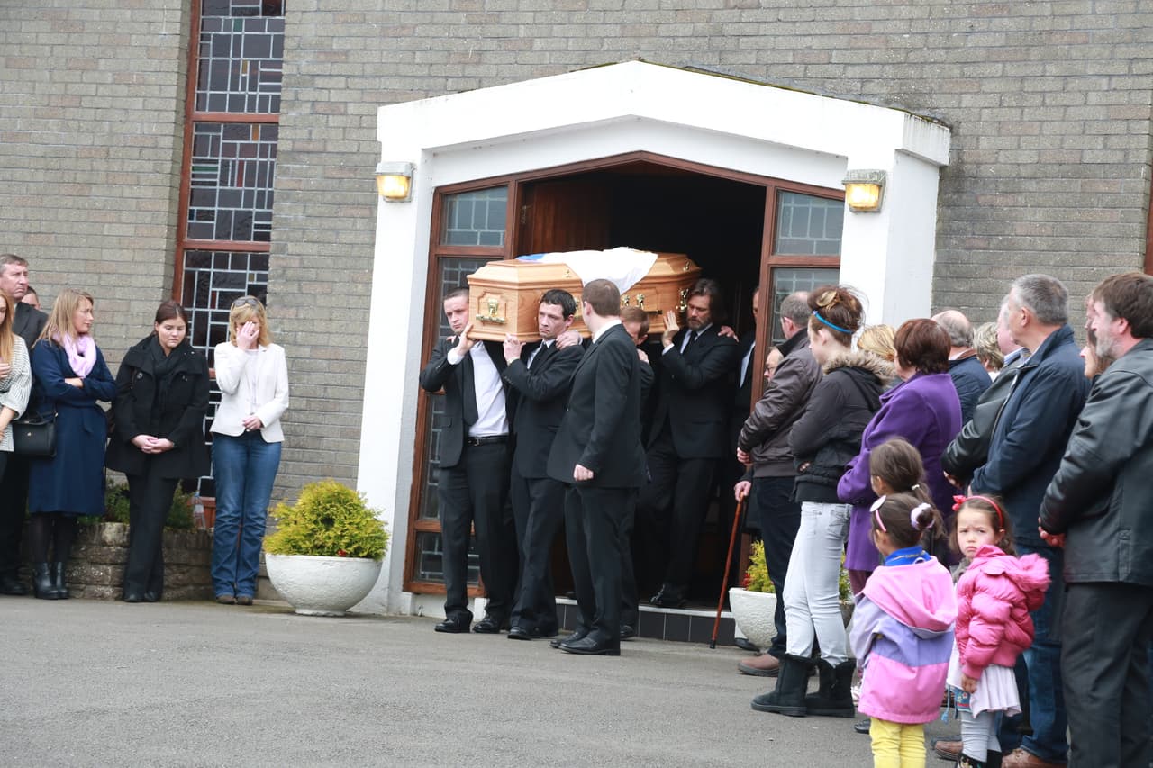 Se encontraron varias notas de suicidio junto a Cathriona.