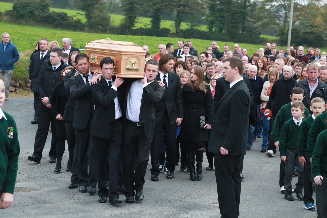 Decenas de sus familiares y amigos acudieron a despedirse.