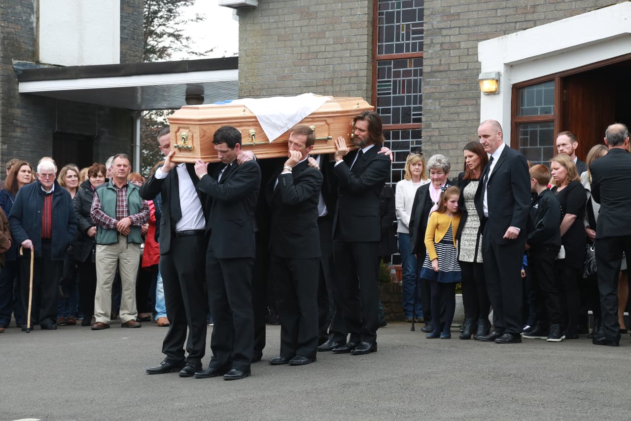 Jim Carrey ayudó a cargar el féretro.