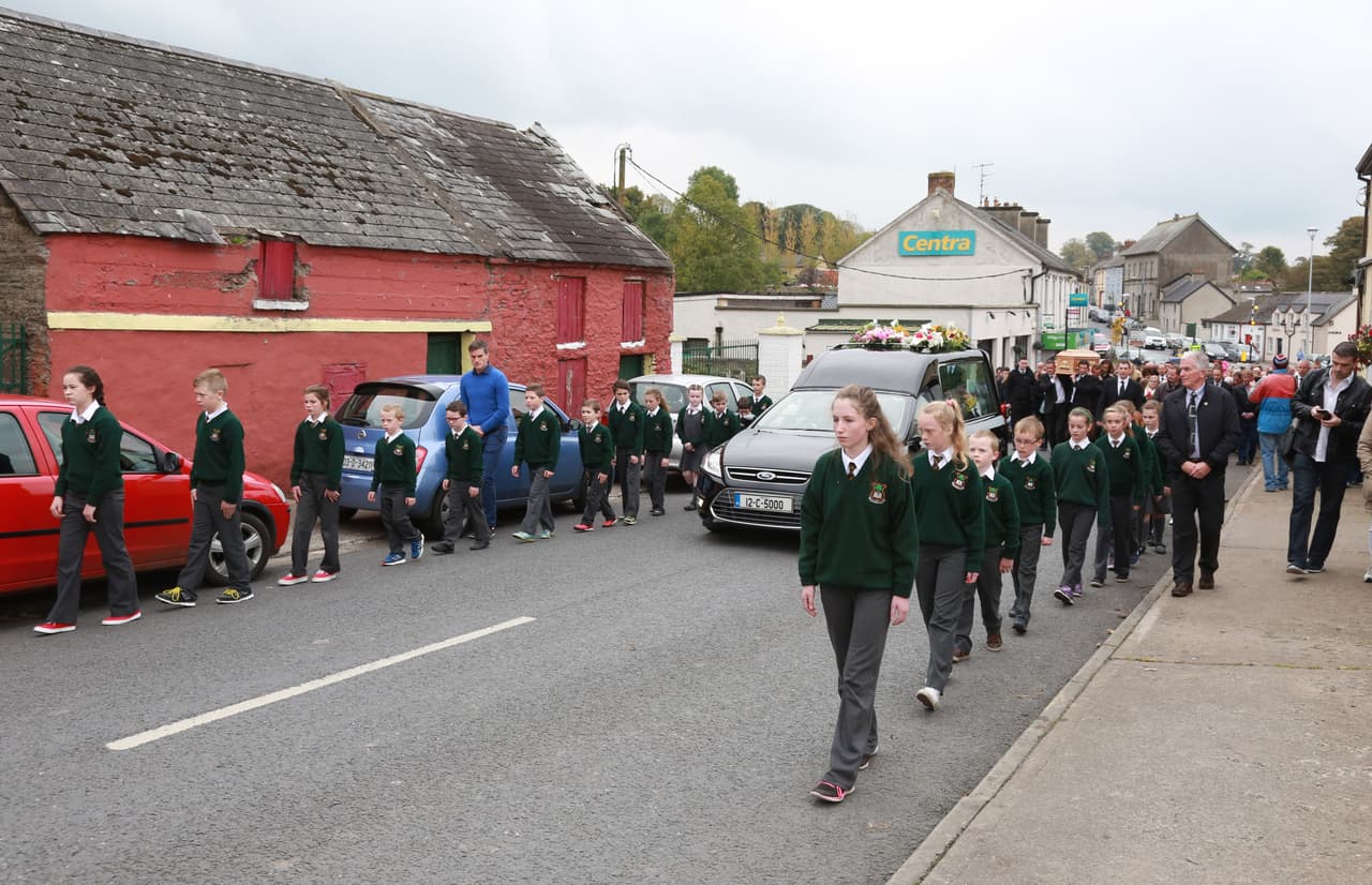 Varios niños caminaron al lado de la carroza.