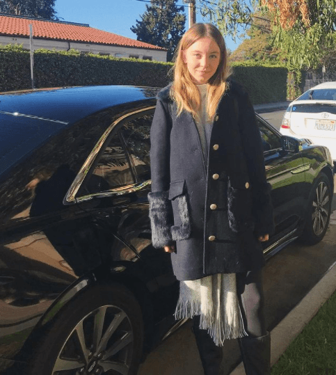 Su papel de Cassie la muestra como una chava dulce, complaciente e insegura para tomar decisiones. Aunque a sus 17, en la vida real, se miraba alegre, juguetona, coqueta y aprendiendo mucho de ella misma.