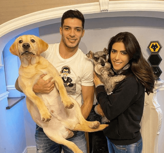 Los nombres de sus mascotas son Dobby y Acqua.